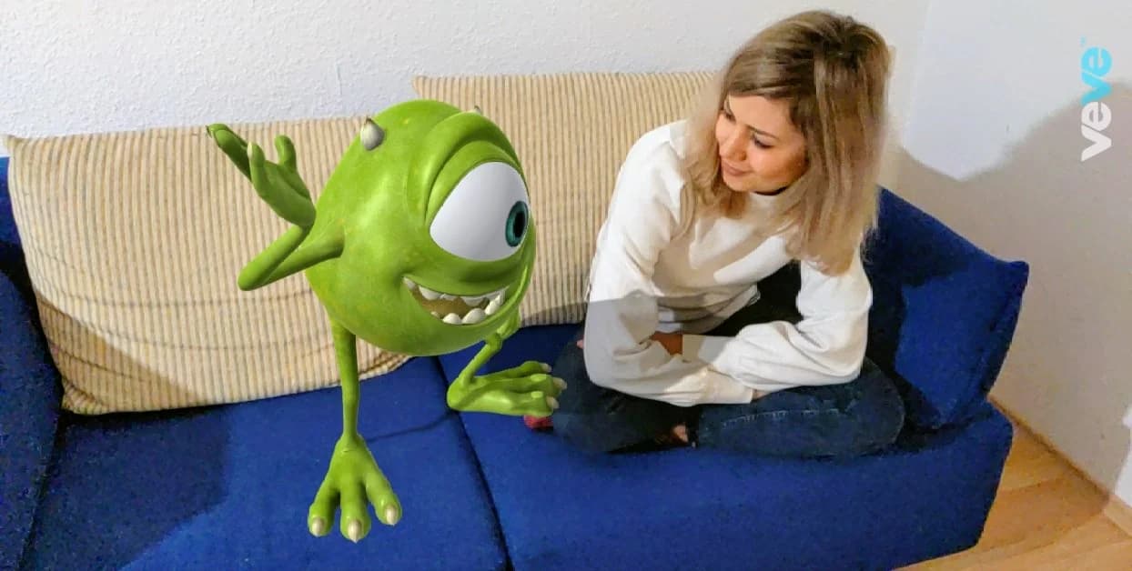 Steffi mit einem VeVe-NFT in Augmented Reality auf dem Sofa