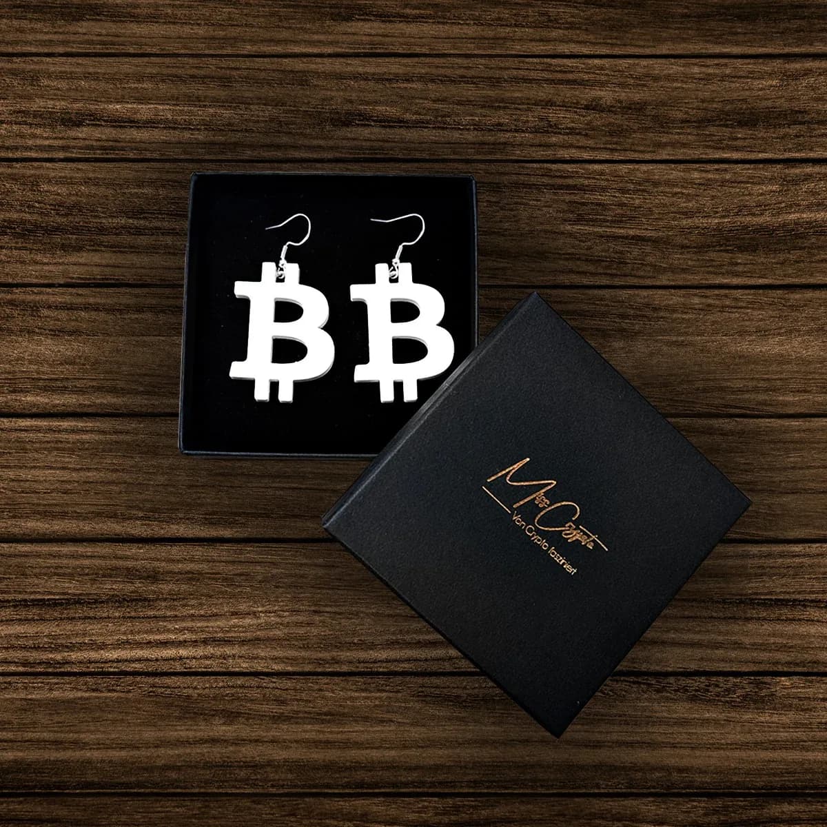 Bitcoin Ohrringe Paar in der FSC-Geschenkbox — Lieferzustand